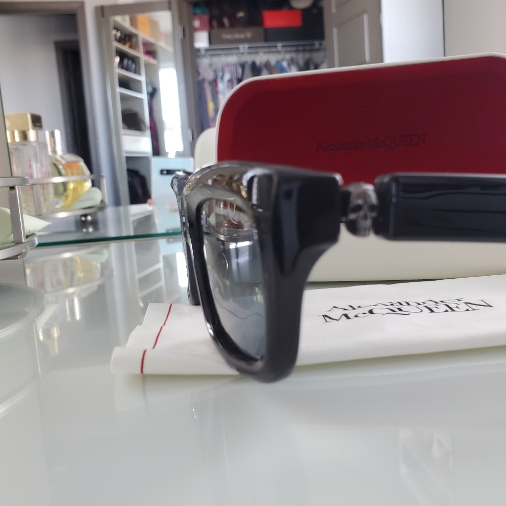 Alexander McQueen Black Sunglasses 100% Authentic Like New - Picture 8 of 10